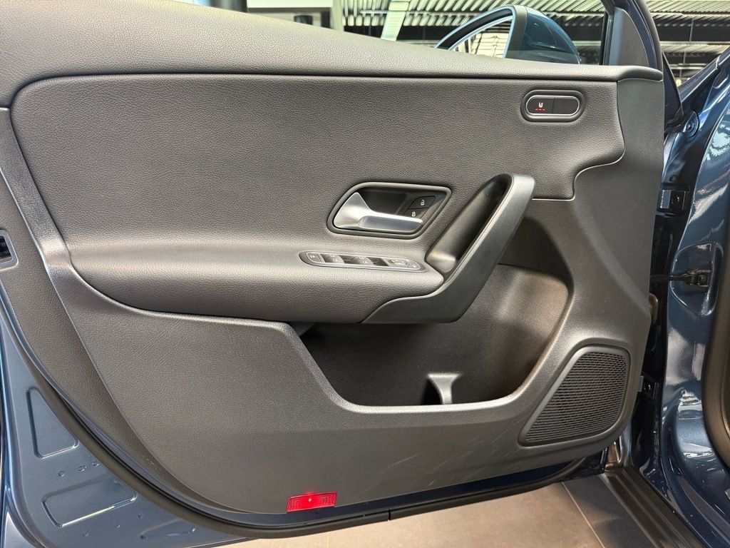 Mercedes-Benz A 180 NAVI MBUX PDC CARPLAY TEMPOMAT SHZ SPURH foto 5