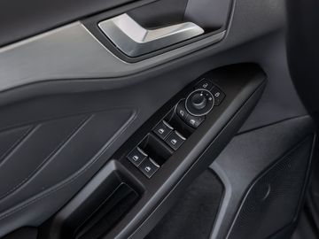 Ford Focus 1.0 Titanium X Intelligent Drive Assist