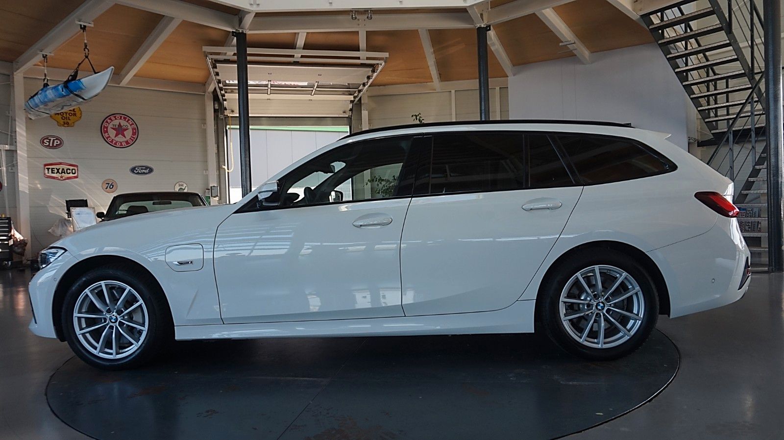 BMW 330e Touring Panno*Leder*Alu*H/D*Laser* foto 4