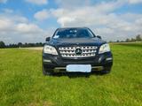 Mercedes-Benz ML 320 - schwarze Mercedes-Benz ML 320