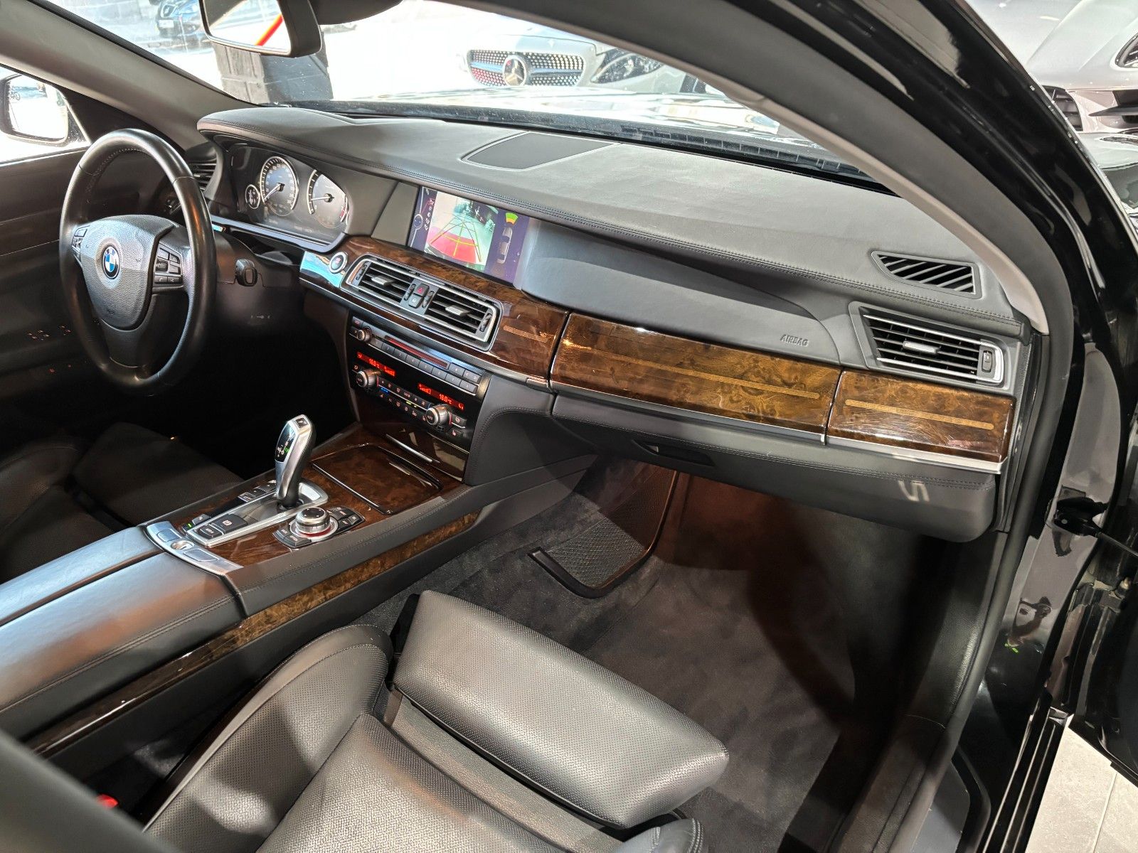 Fahrzeugabbildung BMW 760i L V12/MASSAGE/MEMORY/HUD/SCHIEBEDACH/KAMERA