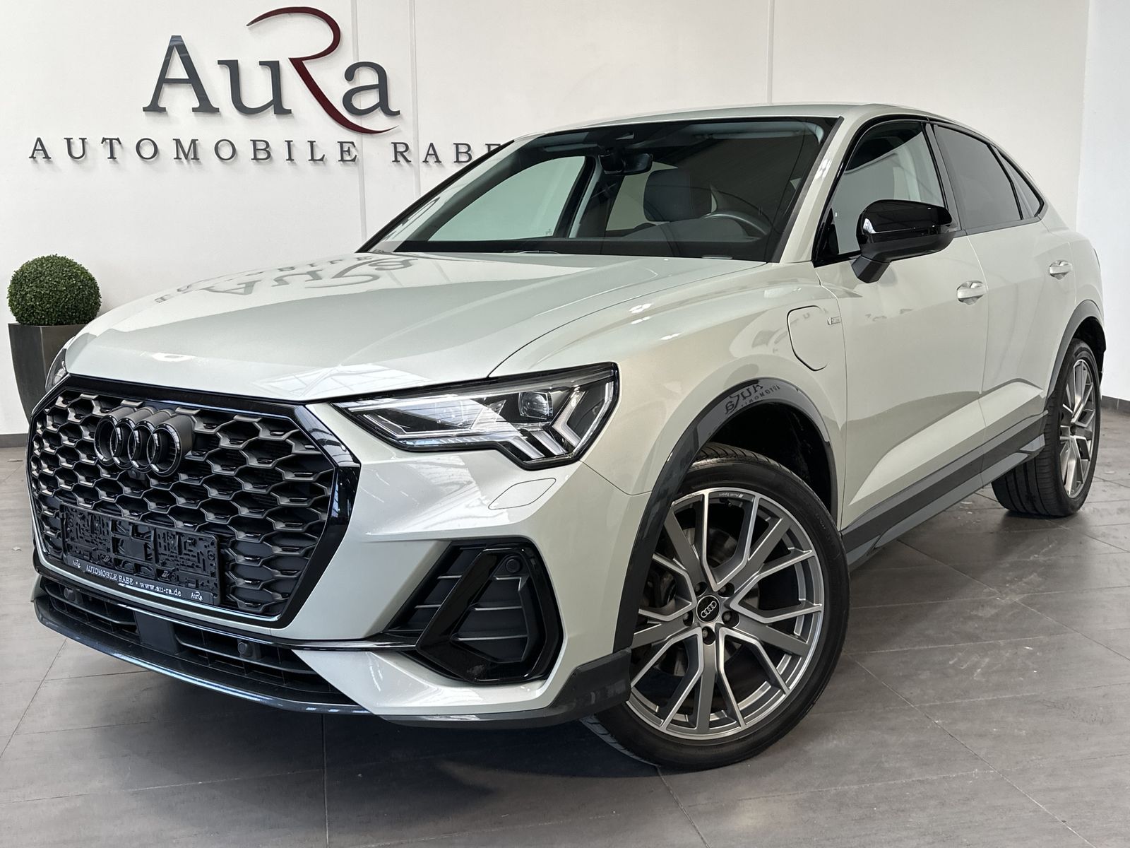 Fahrzeugabbildung Audi Q3 45 TFSI e S-Line Black NAV+LED+360°+20ZOLL+PP