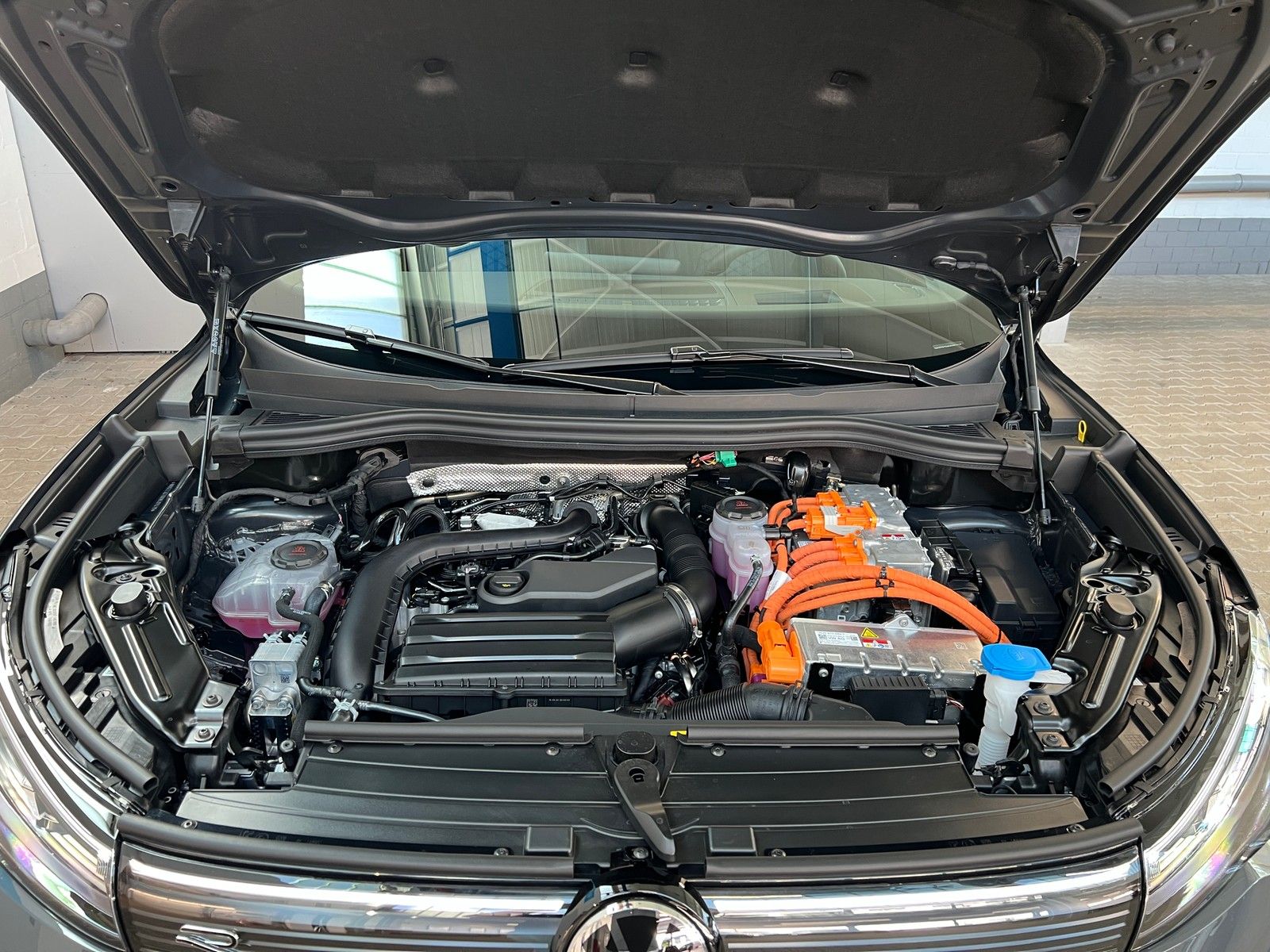 Fahrzeugabbildung Volkswagen Tiguan R-Line 1,5 TSI Hybrid DSG + AHK + Head-Up