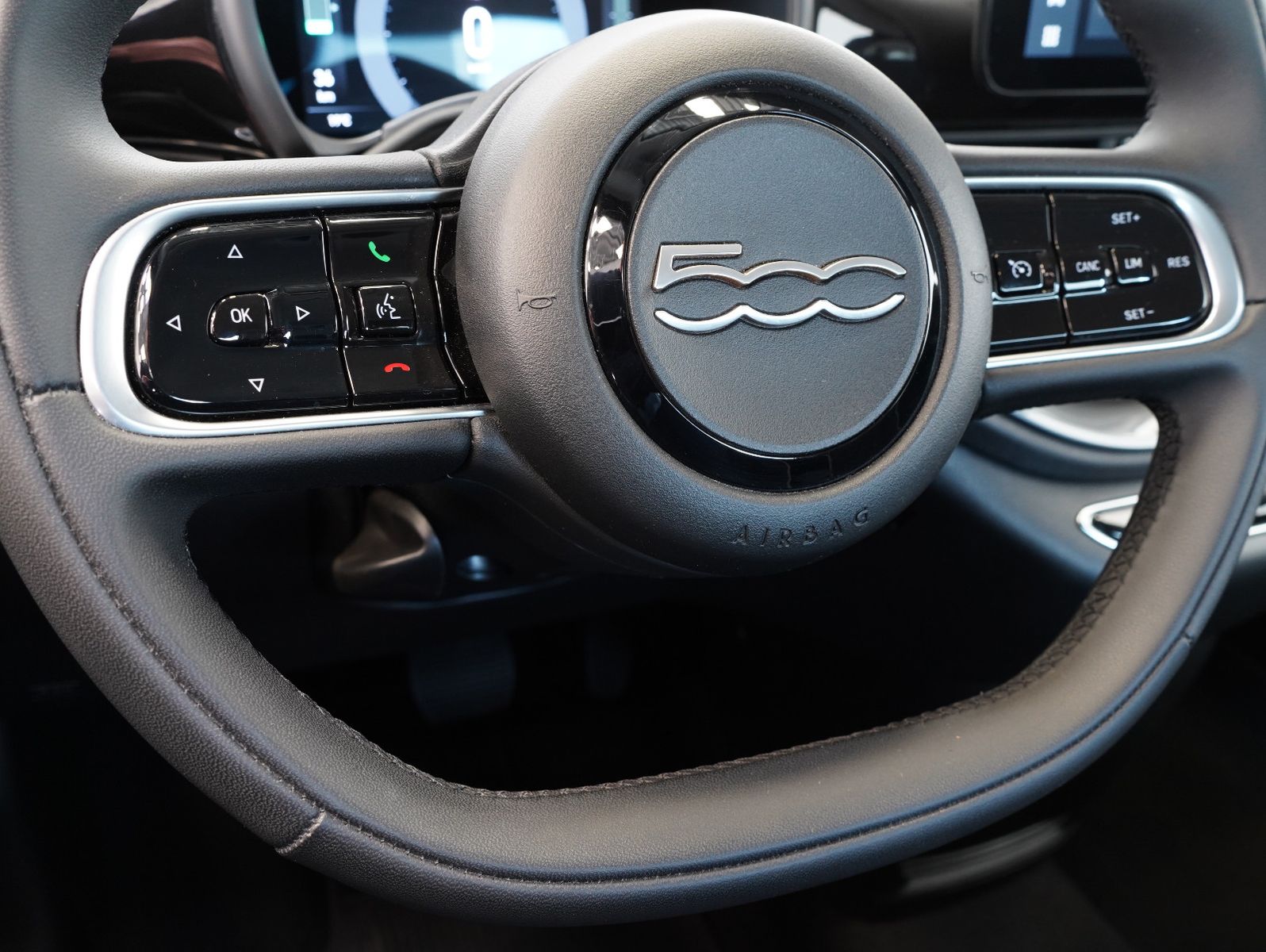 Fahrzeugabbildung Fiat 500e 87KW/42kWh/DC-LADEN/CARPLAY/DAB/SOH/KAMERA