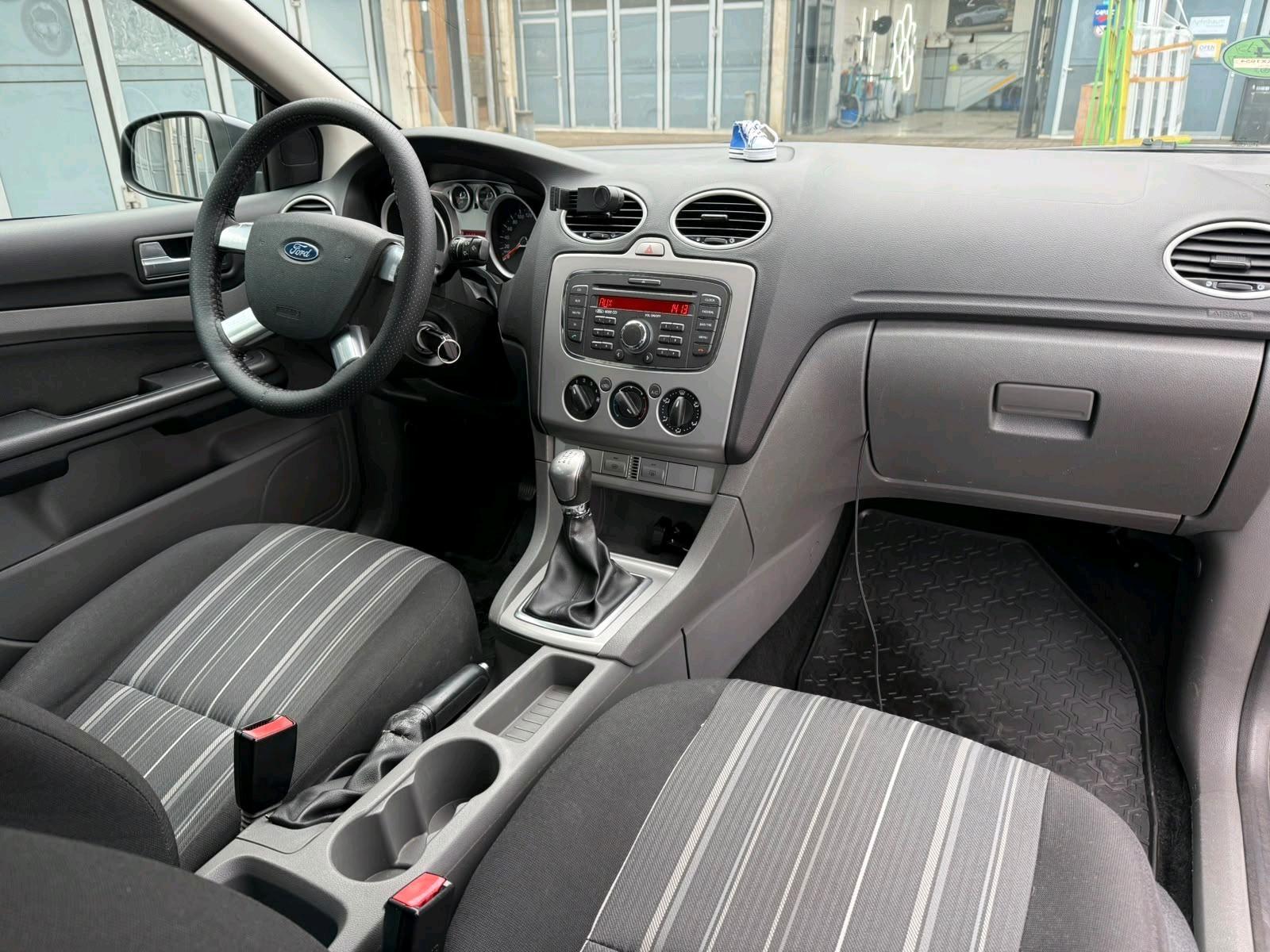 Ford Focus 2010 — photo 10