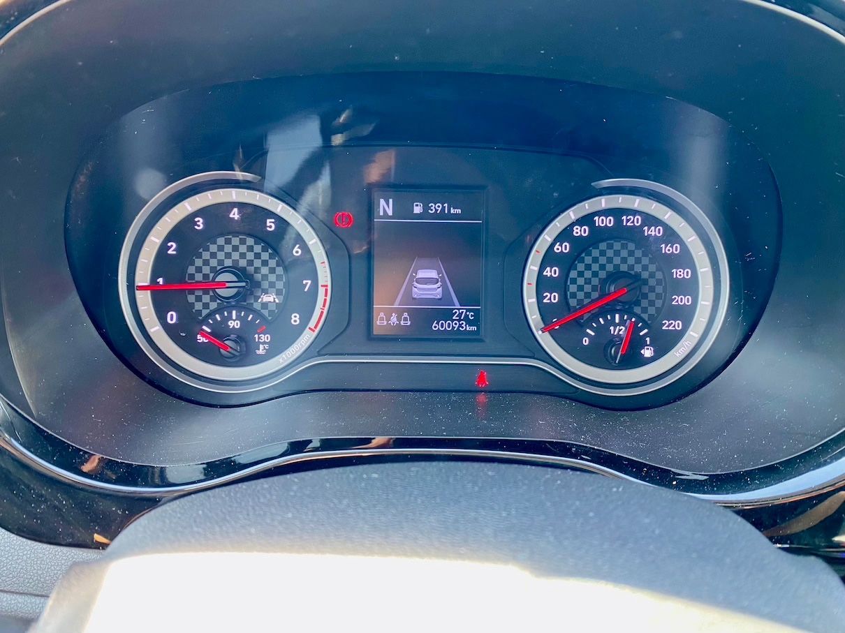 Fahrzeugabbildung Hyundai i10 1.0 Automatik  KLIMA SHZ ALLWETTER ALU PDC