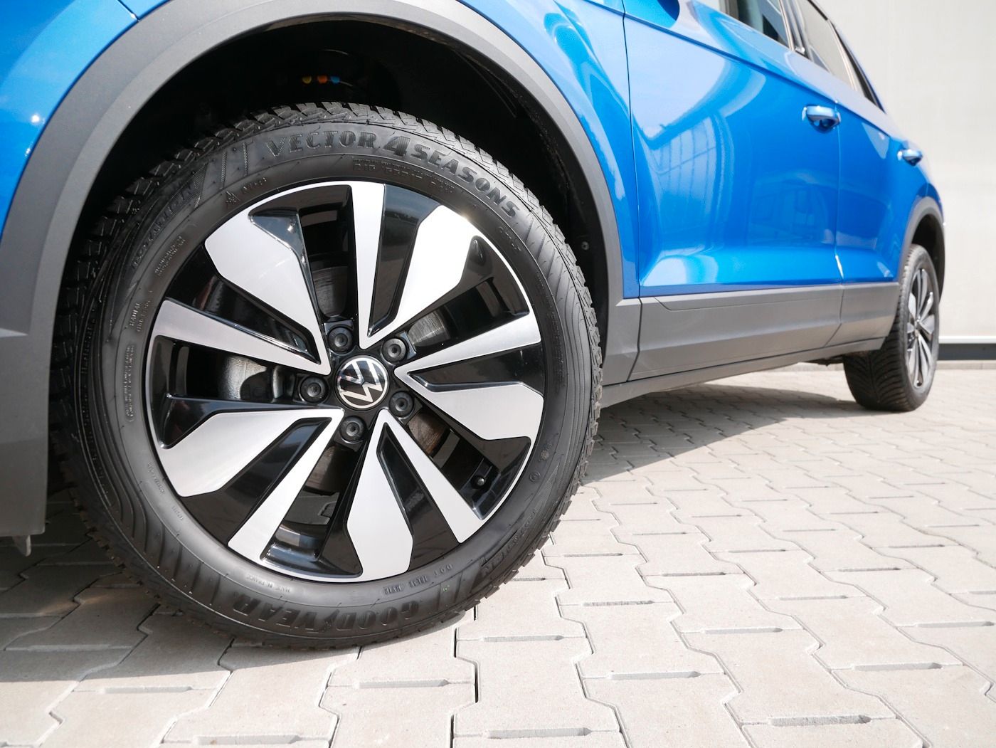 Fahrzeugabbildung Volkswagen T-Roc 1.0 TSI Move NEU35T LED NAVI SHZ ParkAssis