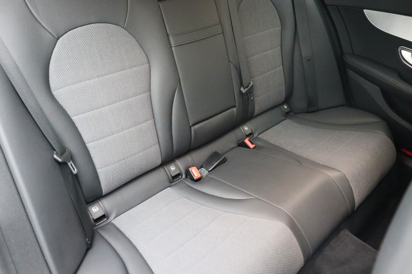 Fahrzeugabbildung Mercedes-Benz C 300 T-Modell 4Matic ACC AHK LED