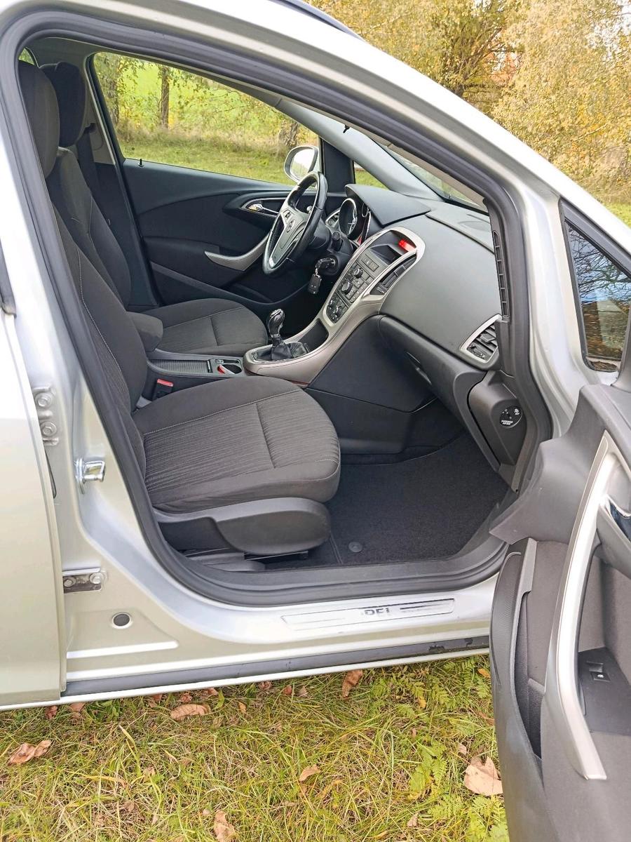Opel Astra 2012 — photo 9