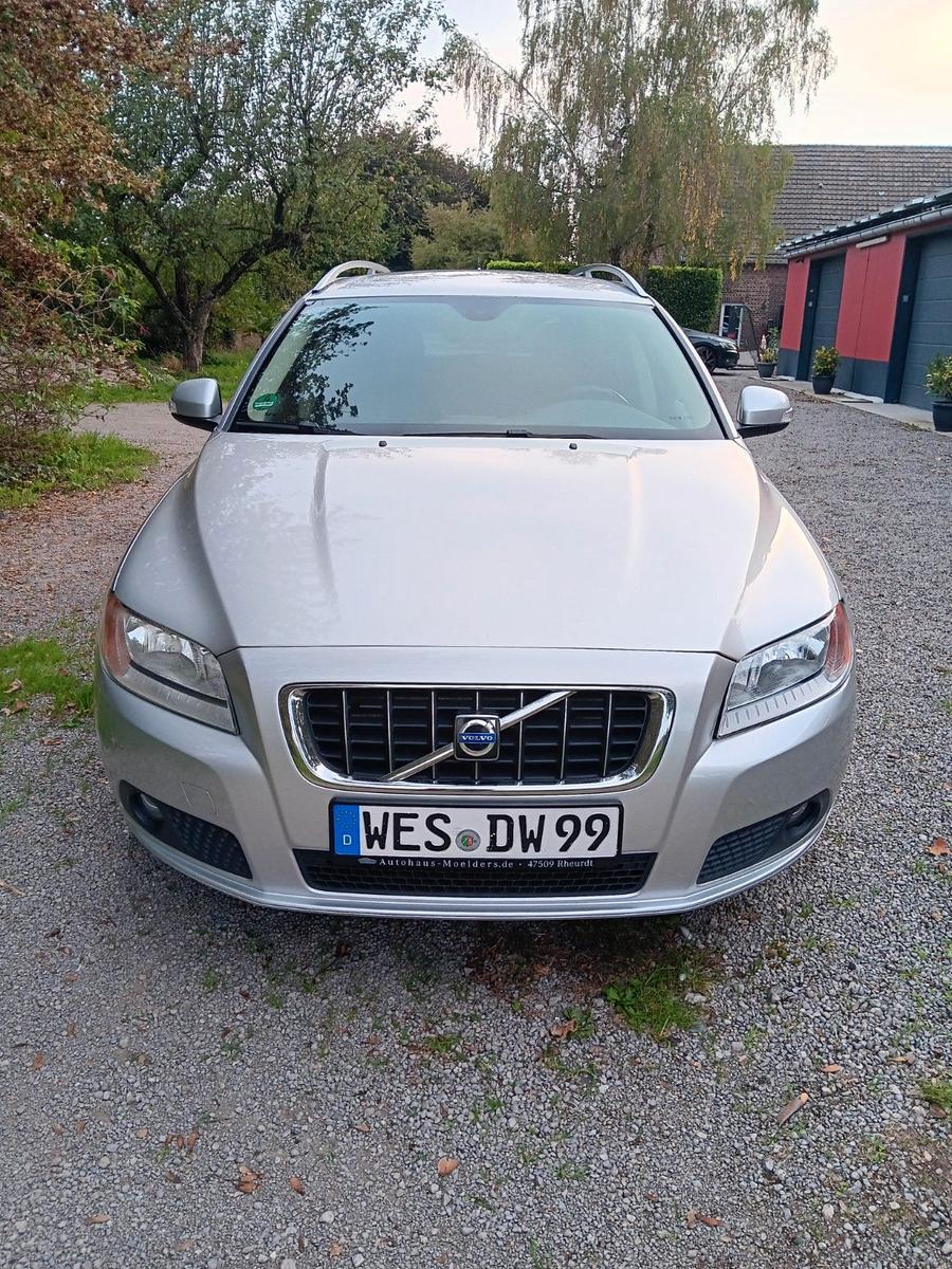 Volvo V70 2008 — вигляд ззаду