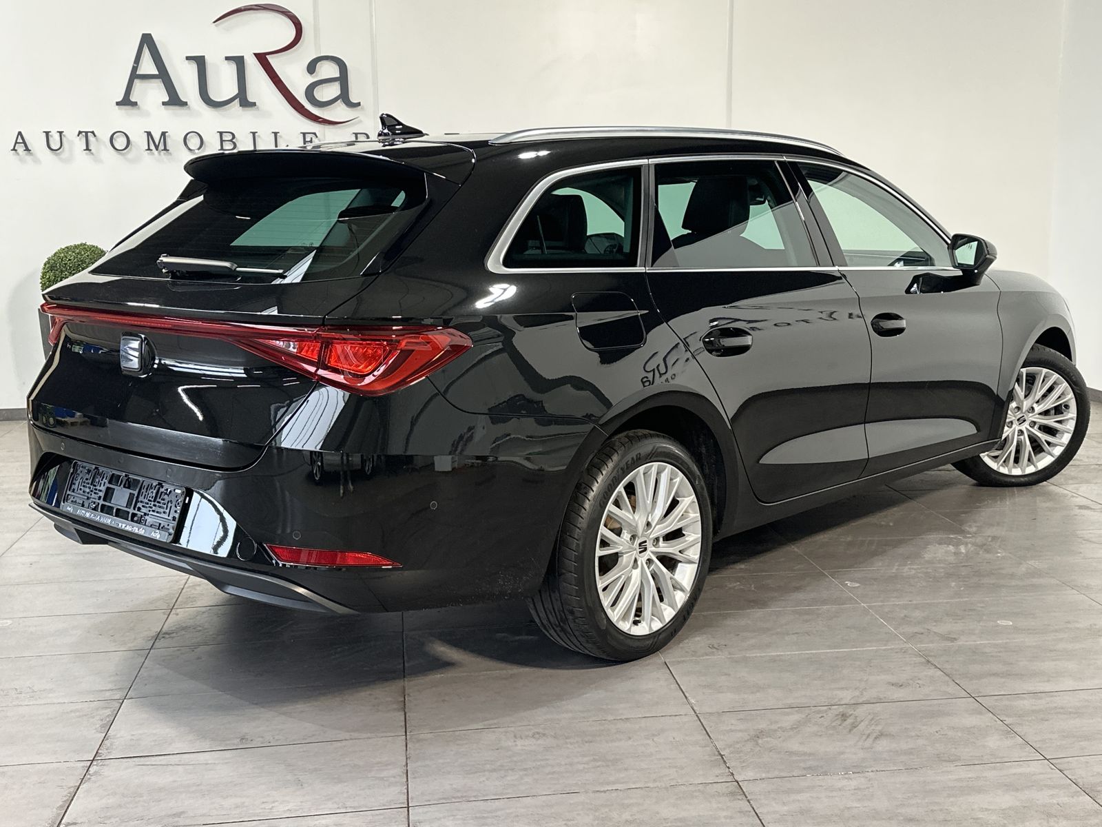 Fahrzeugabbildung SEAT Leon Xcellence e-Hybrid NAV+LED+PANORAMA+CARPLAY
