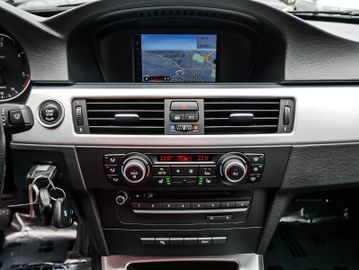 Fahrzeugabbildung BMW 320d XENON NAVI STANDHEIZUNG KOMFORTZUGANG