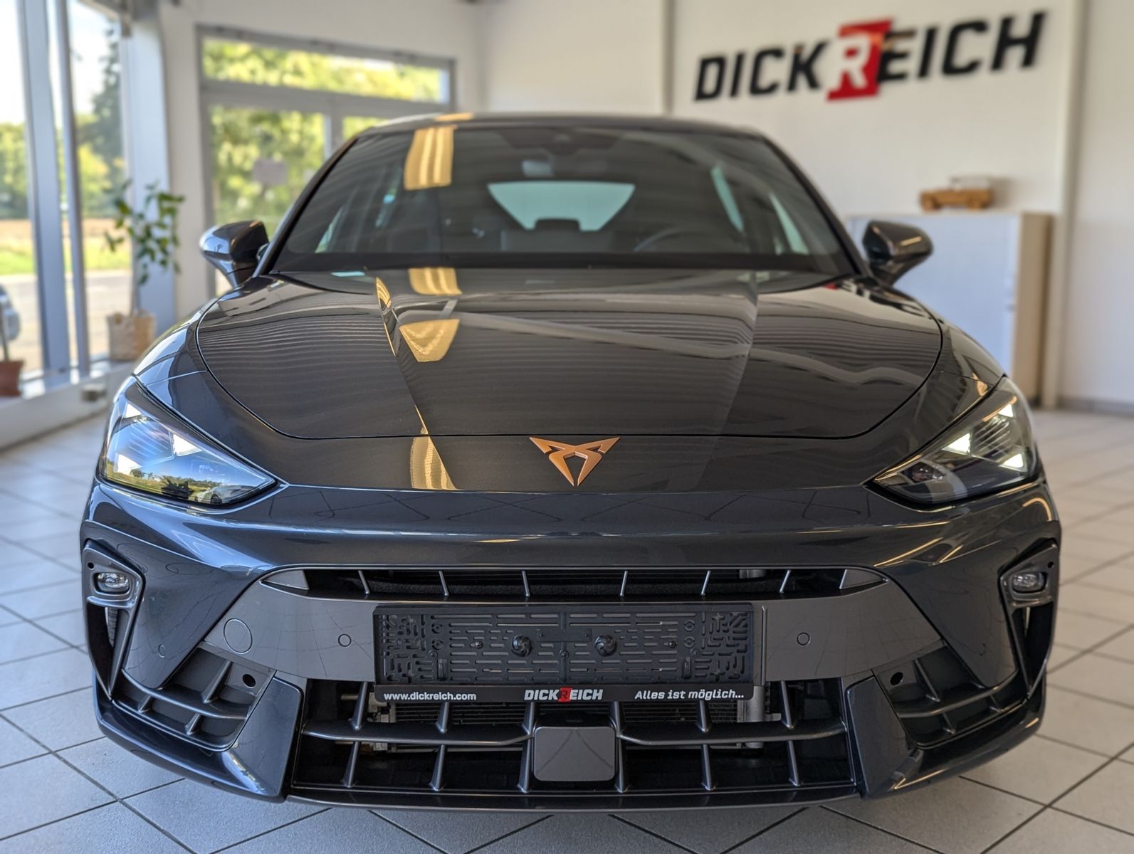Иллюстрация автомобиля CUPRA Leon 1.5 eTSI DSG Dynamic-Edge-Assist-XL Memory