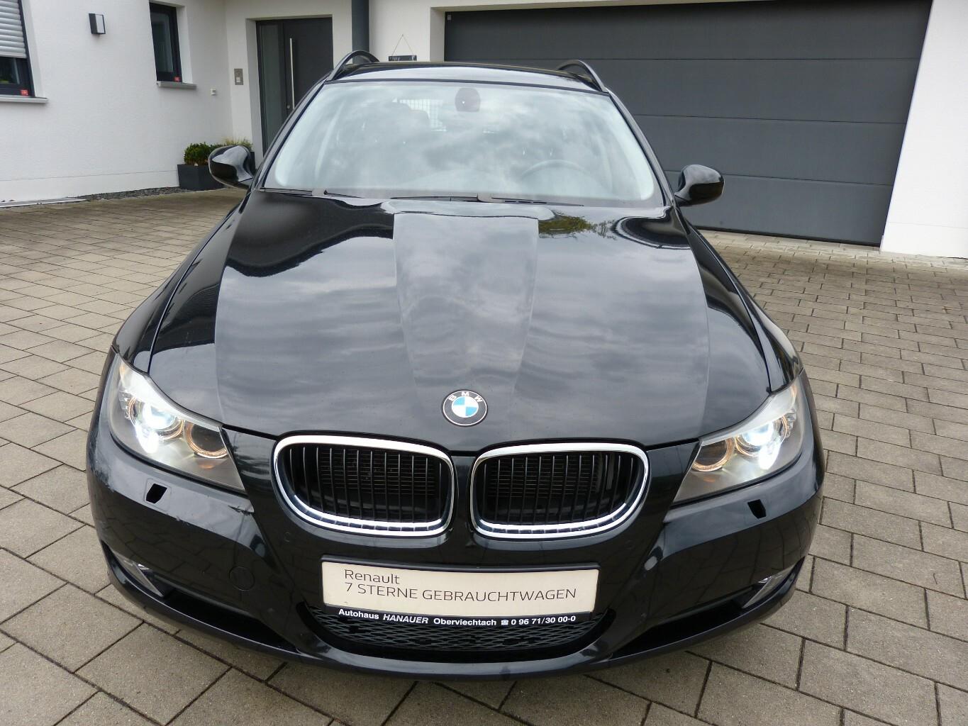 BMW 320 2009 — rear view