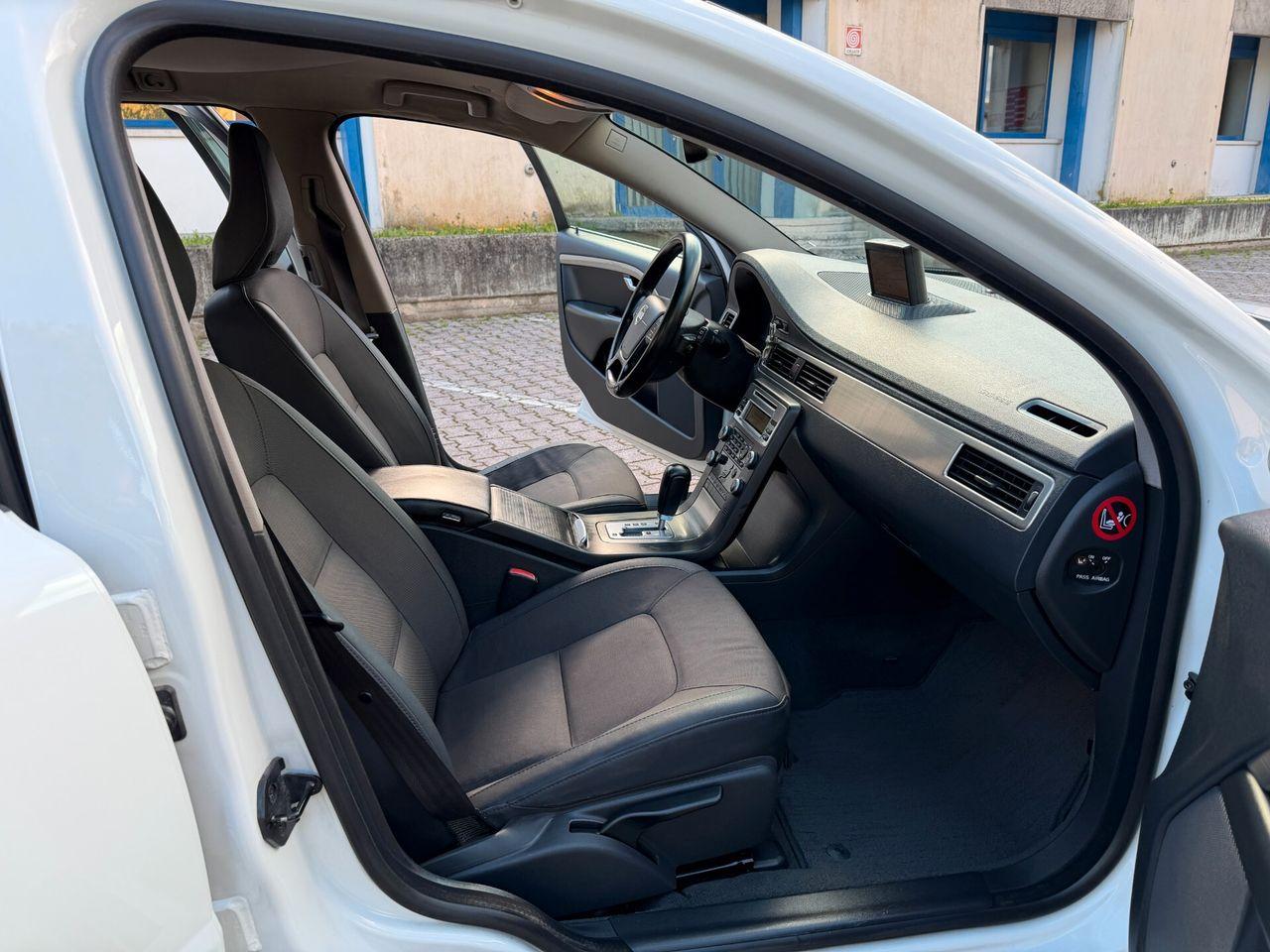Volvo V70 2010 — photo 13