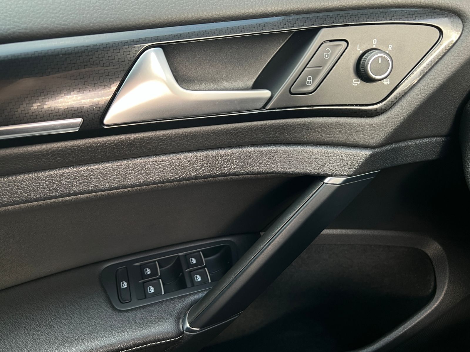 Fahrzeugabbildung Volkswagen Golf VII Variant R 2.0 TSI DSG 4MOTION *LED,DYNA