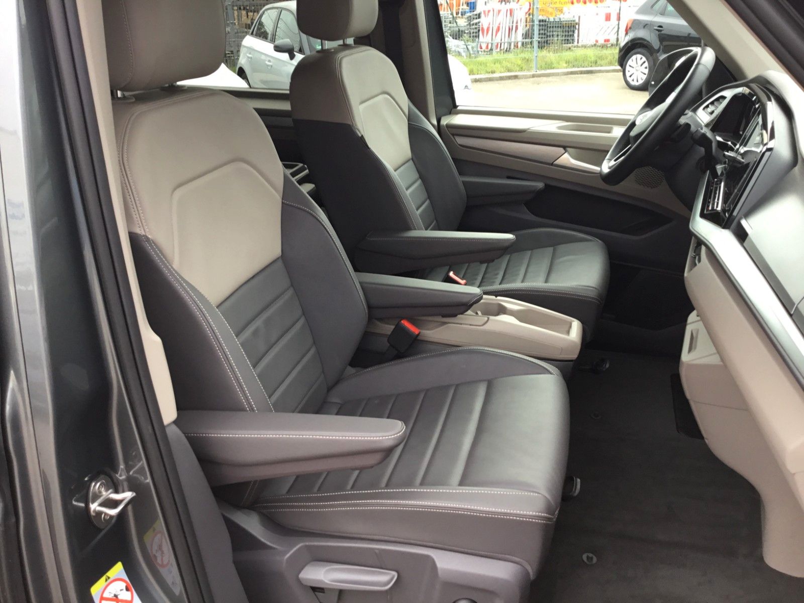 Fahrzeugabbildung Volkswagen T7 Multivan Life TDI DSG LÜ+AHK+ACC+LED+Leder