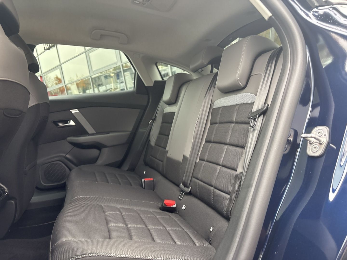 Fahrzeugabbildung Citroën C4 Collection Hybrid 145 Navi LED CarPlay SHZ