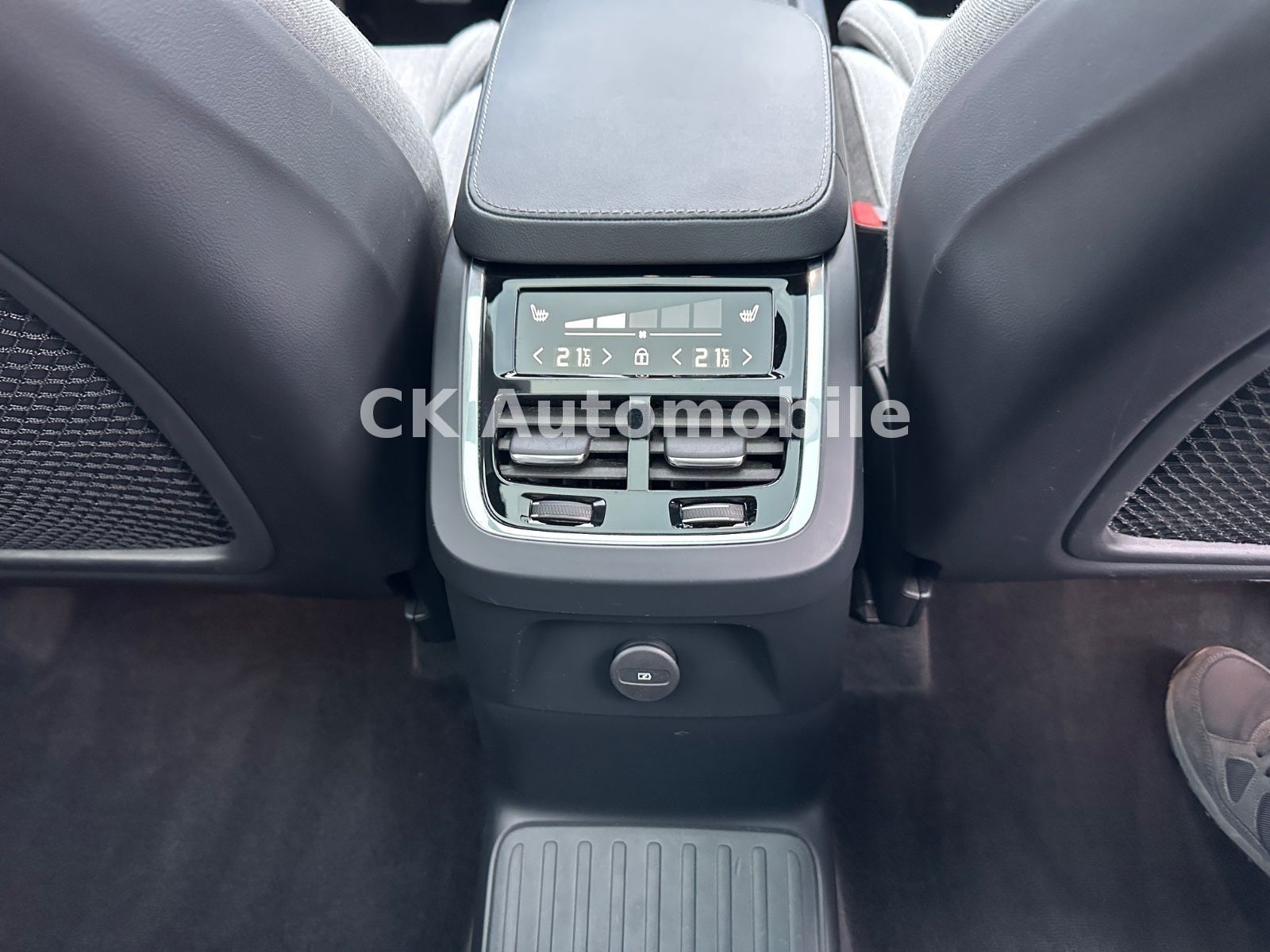 Fahrzeugabbildung Volvo XC90 T8 Ultimate Dark AWD/7 Sitze/Head-Up/LED