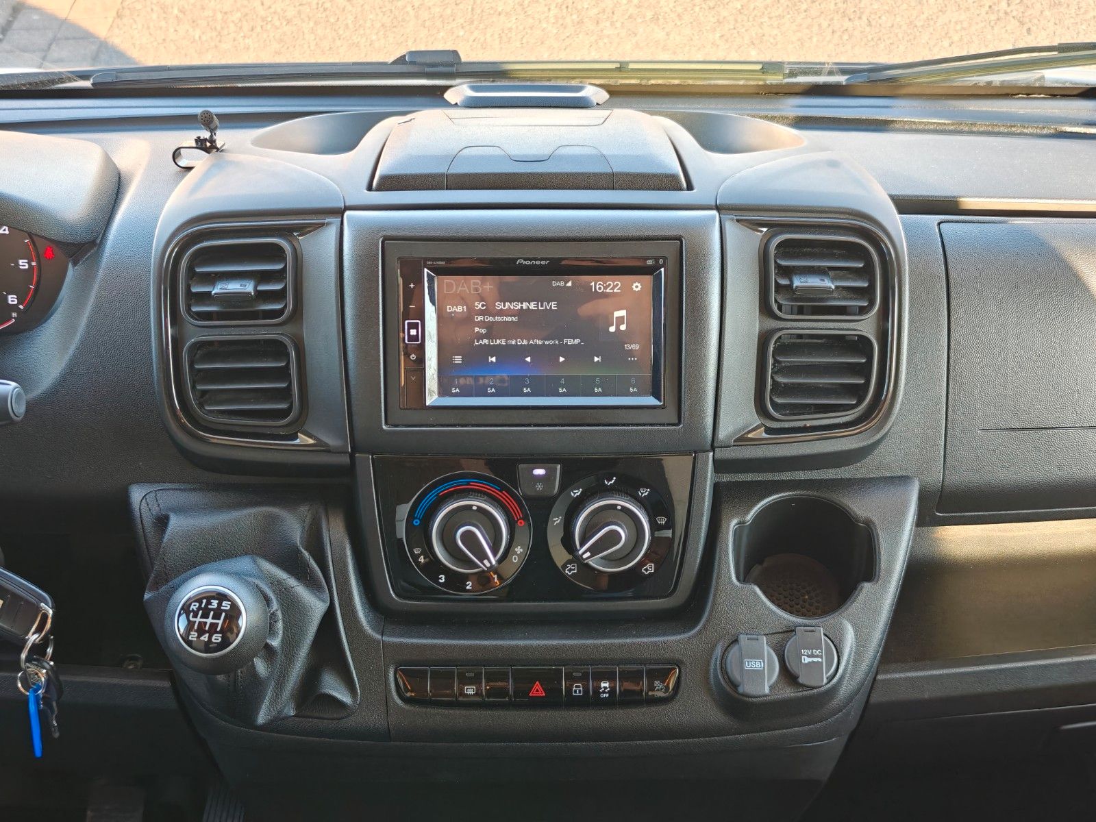 Fahrzeugabbildung XGO Dynamic 99 P + Hubbett, Solar, SAT, TV, Markise