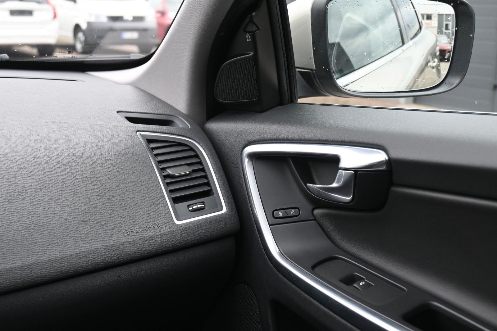 Fahrzeugabbildung Volvo XC60 D4 Momentum*BLIS*STHZ*PANO*BiXenon*CAM*DAB