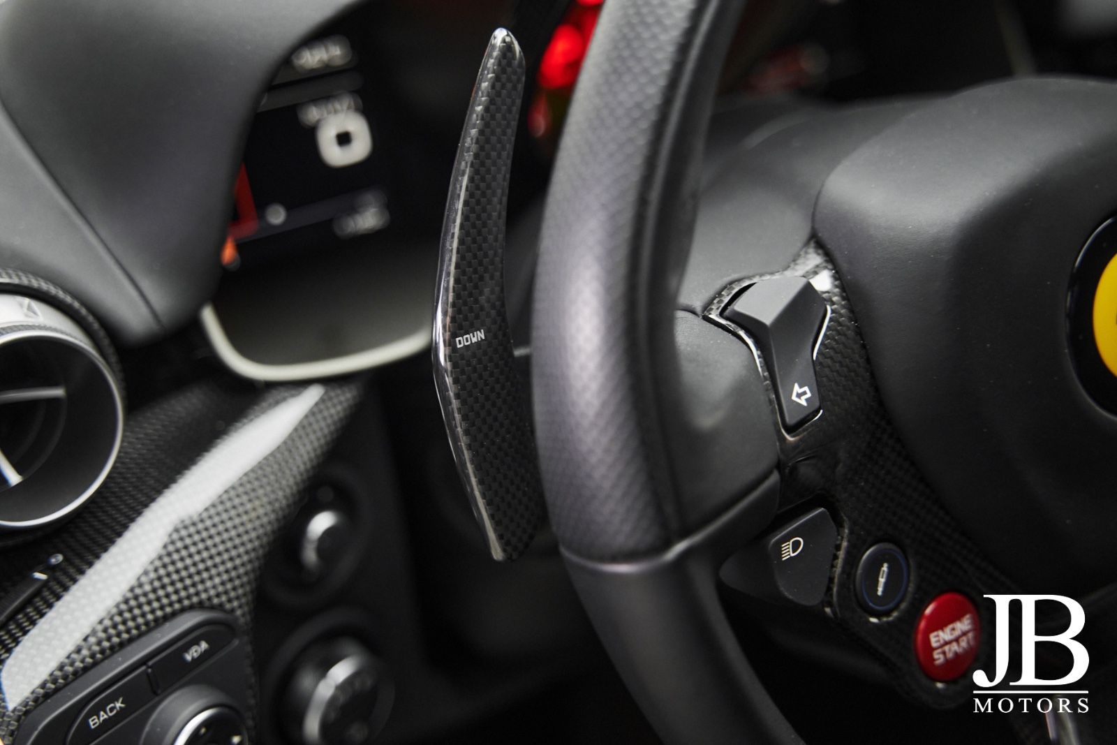 Fahrzeugabbildung Ferrari F12 Carbon Lift LED JBL Kamera Electric Seats