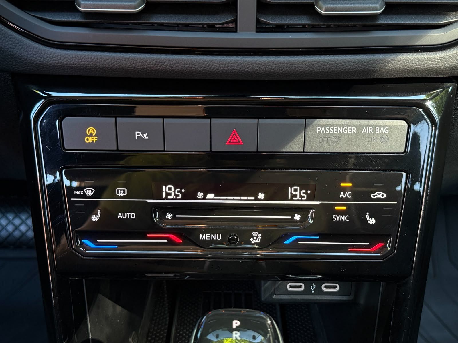 Fahrzeugabbildung Volkswagen T-Cross 1.0 TSI DSG Life LED+KAM+ACC+CARPL+SHZ+