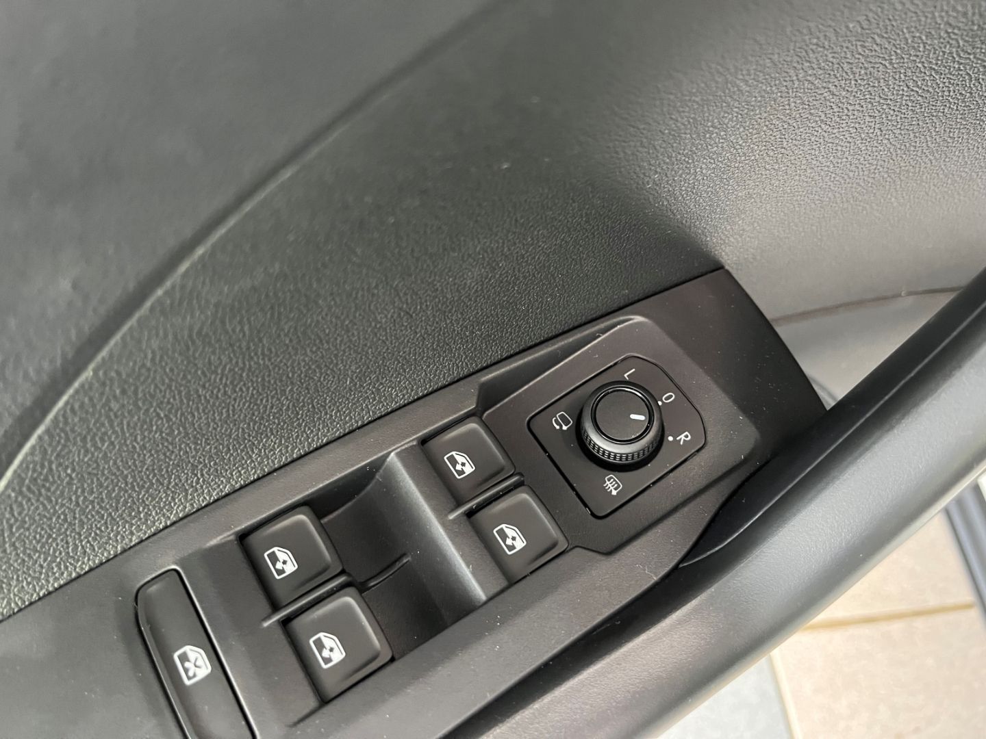 Fahrzeugabbildung Volkswagen T-Cross Life 1.0 TSI Digitales Cockpit LED ACC A