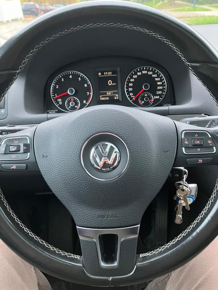 Volkswagen Touran 2012 — photo 14