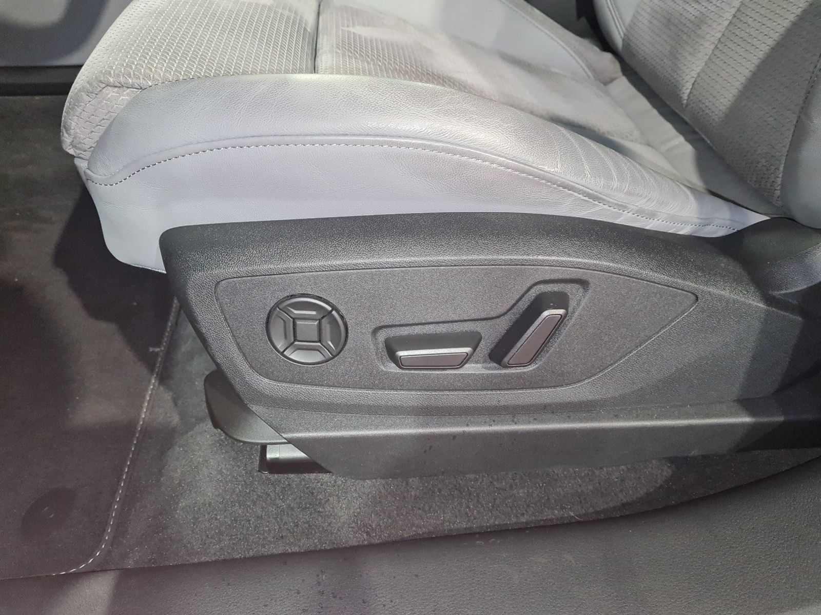 Fahrzeugabbildung Audi e-tron Sportback S AIR 21" AVC PANO AHK NAVI RFK