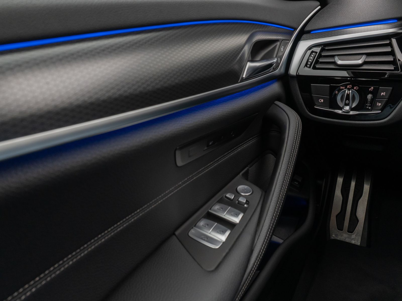 Fahrzeugabbildung BMW 530d xD M Sport Kamera Laser HUD DAN H/K 19Zoll