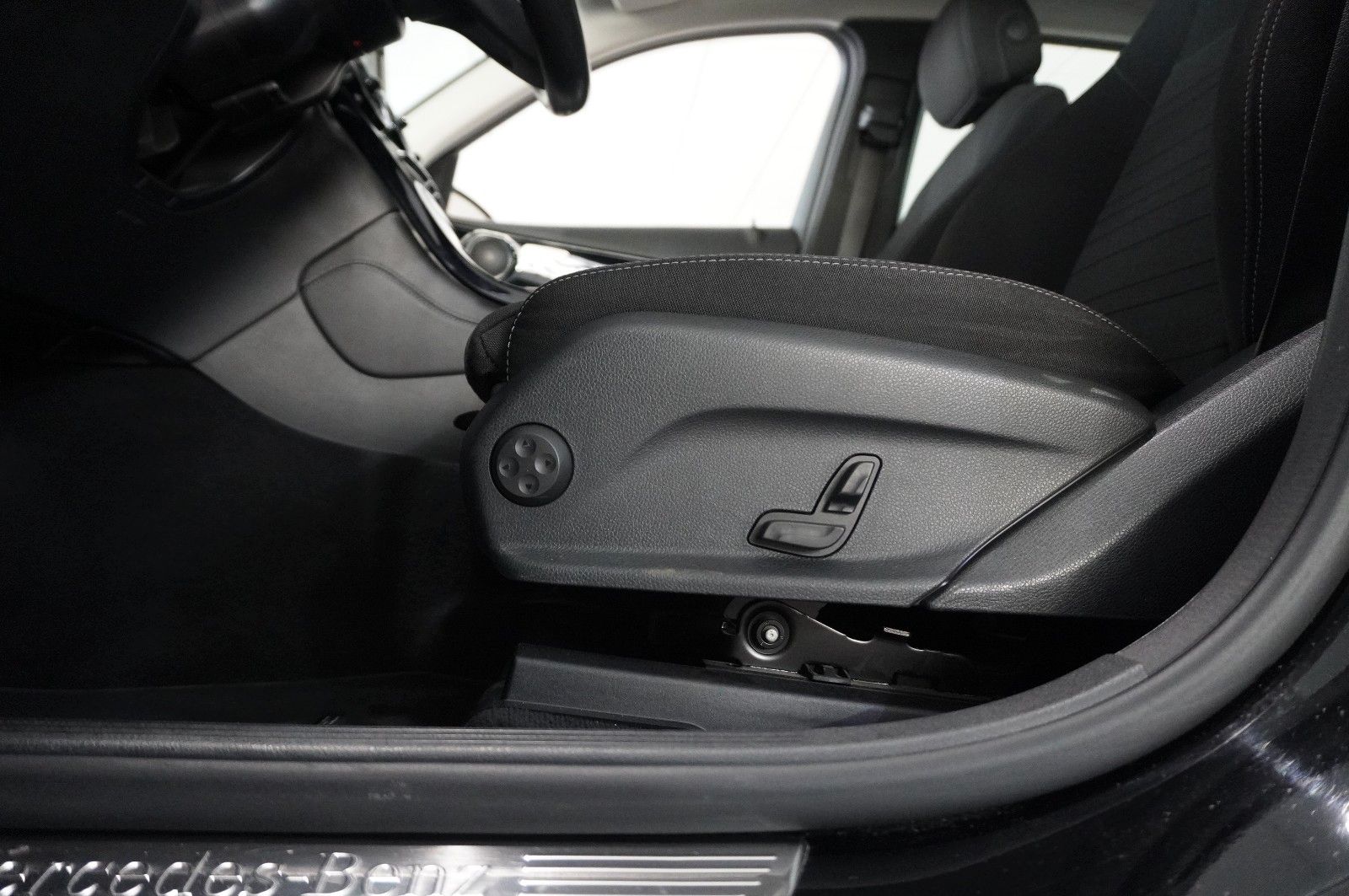 Fahrzeugabbildung Mercedes-Benz GLC 220D EXCLUSIVE 4-MATIC NAVI/LED/SHZ/TEMP/AHK