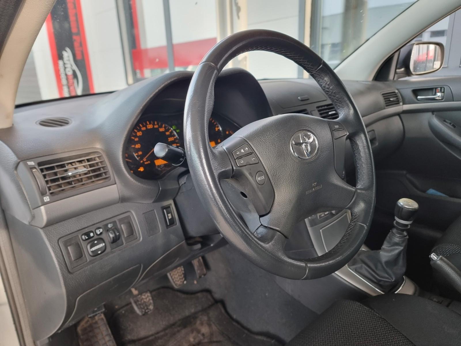 Toyota Avensis 2009 — photo 11