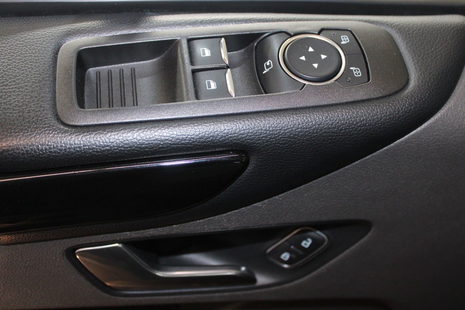Fahrzeugabbildung Ford Tourneo Custom Titanium X Aut. 8-Si STDZ LEDER