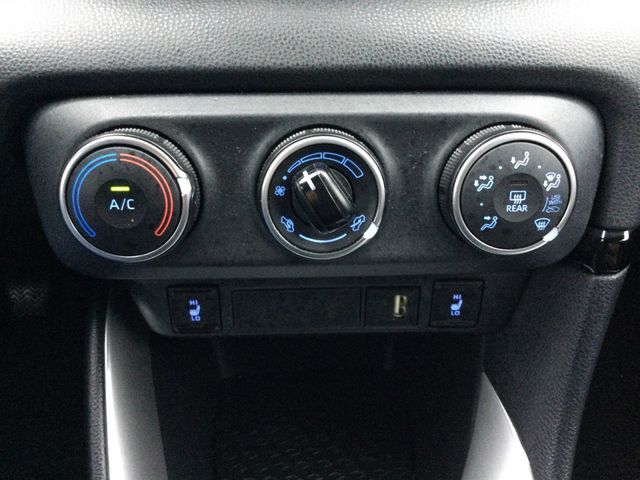 Yaris 1.5 Club KLIMA SHZ KAMERA ACC STANDHZ LED