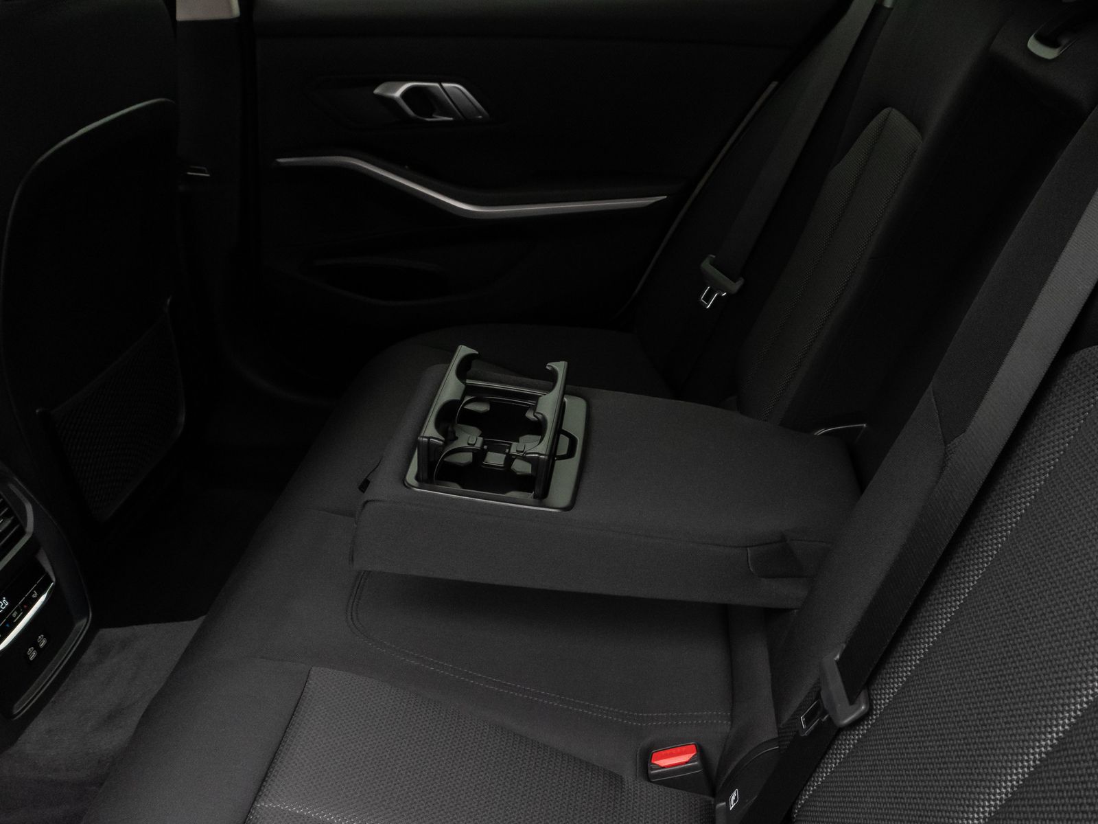 Fahrzeugabbildung BMW 330e DAB CockPitPr Lenkrhz PDC Stop&Go Alarm AHK