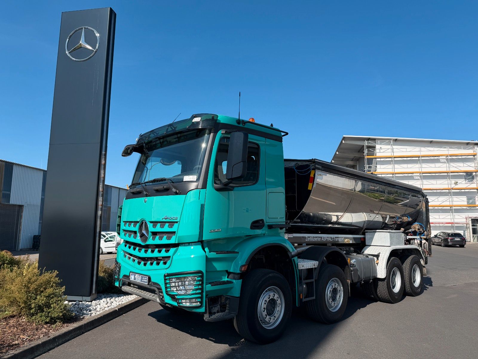 Fahrzeugabbildung Mercedes-Benz Arocs 3251K 8x4 AMTEC Thermokipper +Sprider M25E