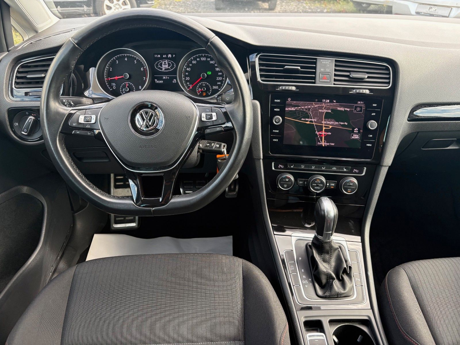 Fahrzeugabbildung Volkswagen Golf VII 1.5 TSI ACT DSG Sound Navi R-LINE ACC
