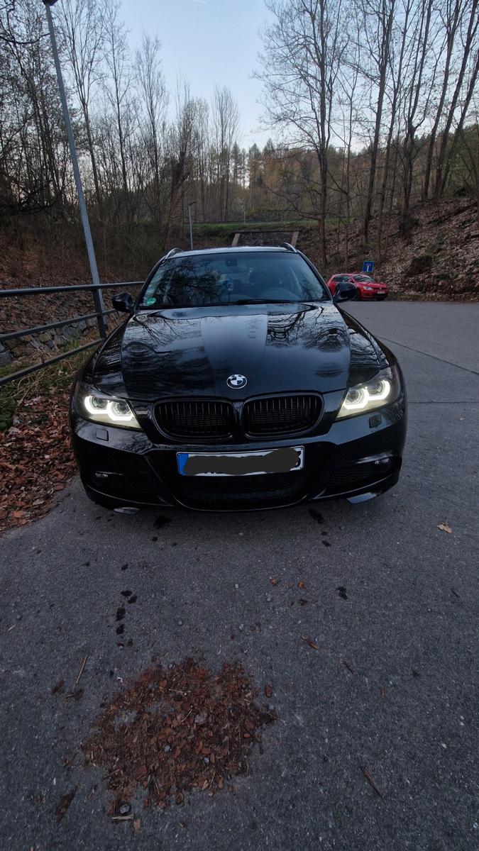 BMW 320 2011 — interior