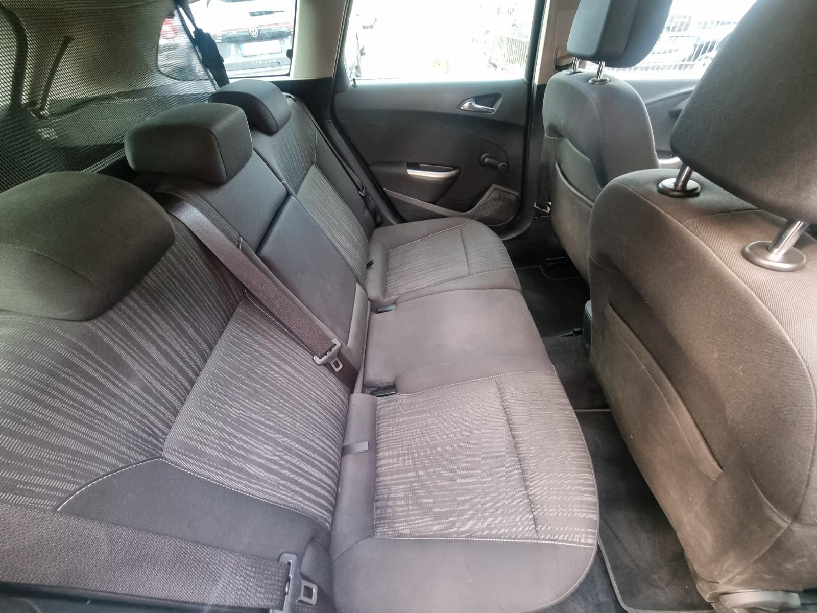 Opel Astra 2012 — photo 12