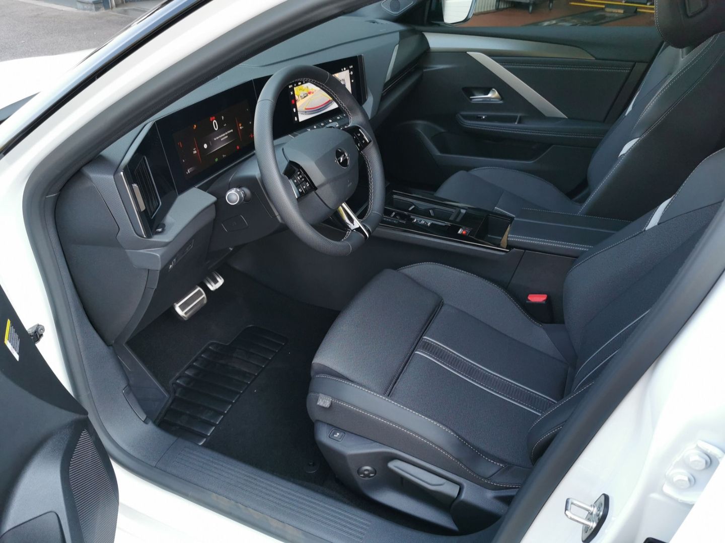 Fahrzeugabbildung Opel Astra GS Line HUD Panorama Navi digitales Cockpi