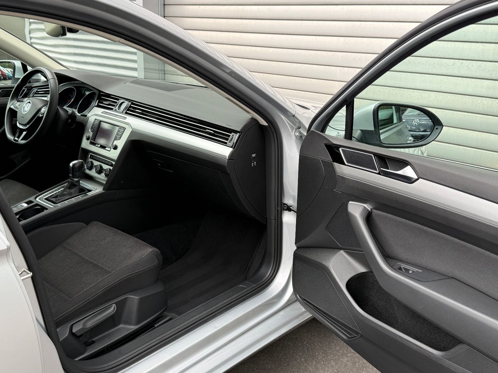 Fahrzeugabbildung Volkswagen Passat Comfortline DSG ACC Navi PDC SHZ Massage