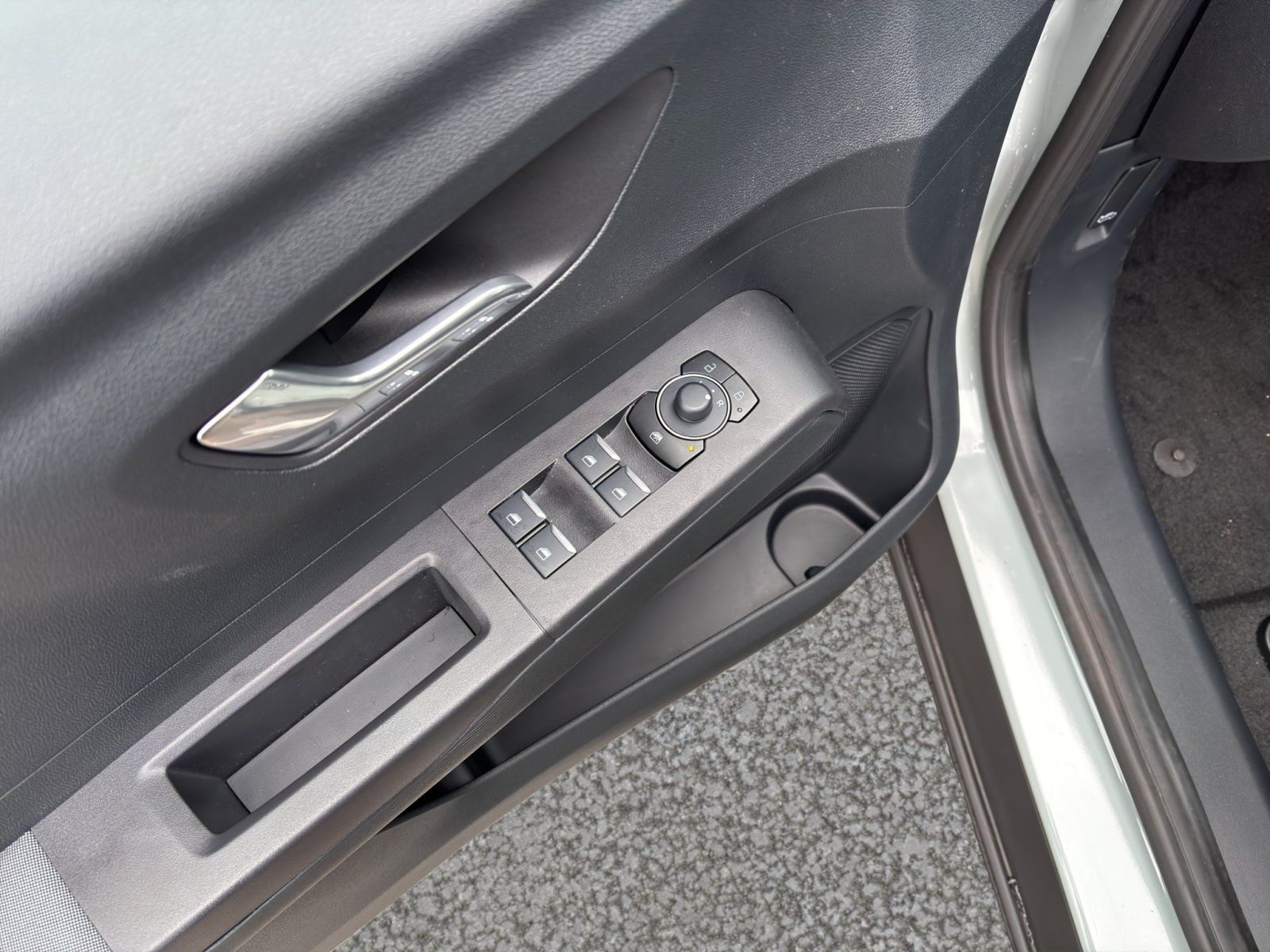 Fahrzeugabbildung Ford Tourneo Courier eMotor BEV Titanium