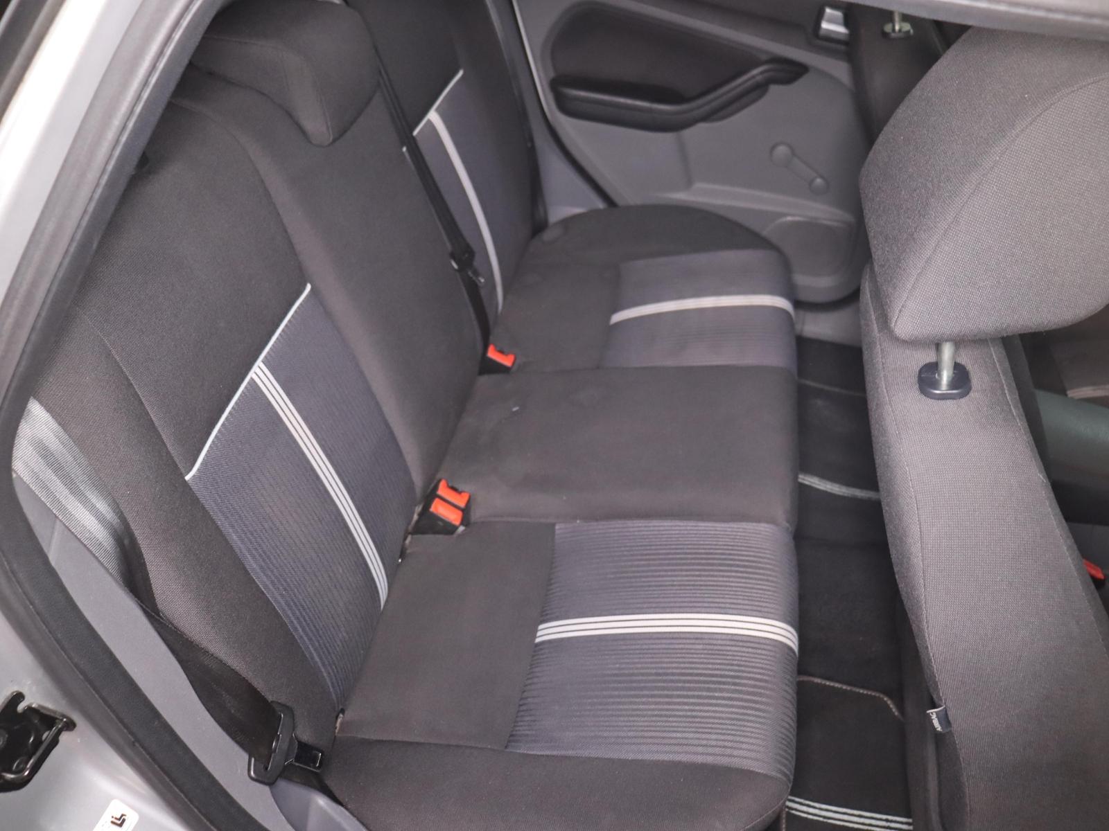 Ford Focus 2010 — photo 19