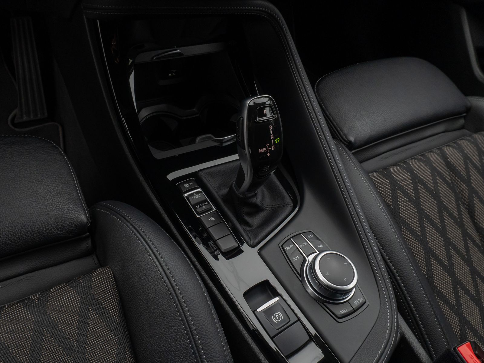 Fahrzeugabbildung BMW X1 sD20i xLine Kamera HUD DAB HiFi AHK Sport 18"