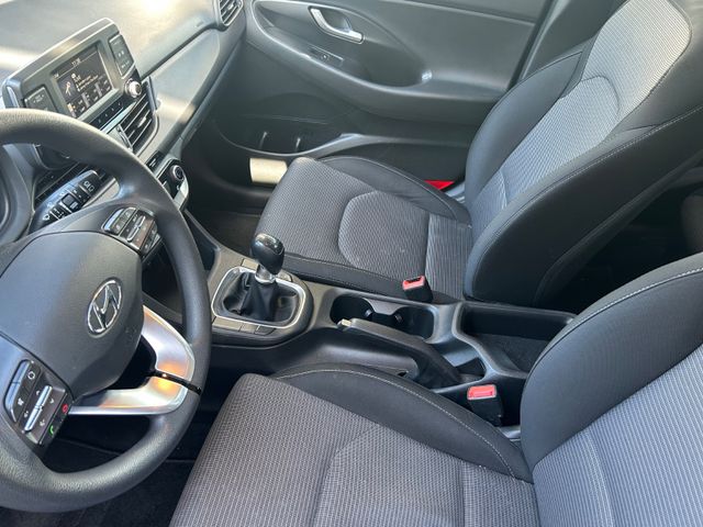 Fahrzeugabbildung Hyundai i30 + NaviZB+Klima+Allwetter+BT+Tempomat+USB+LED