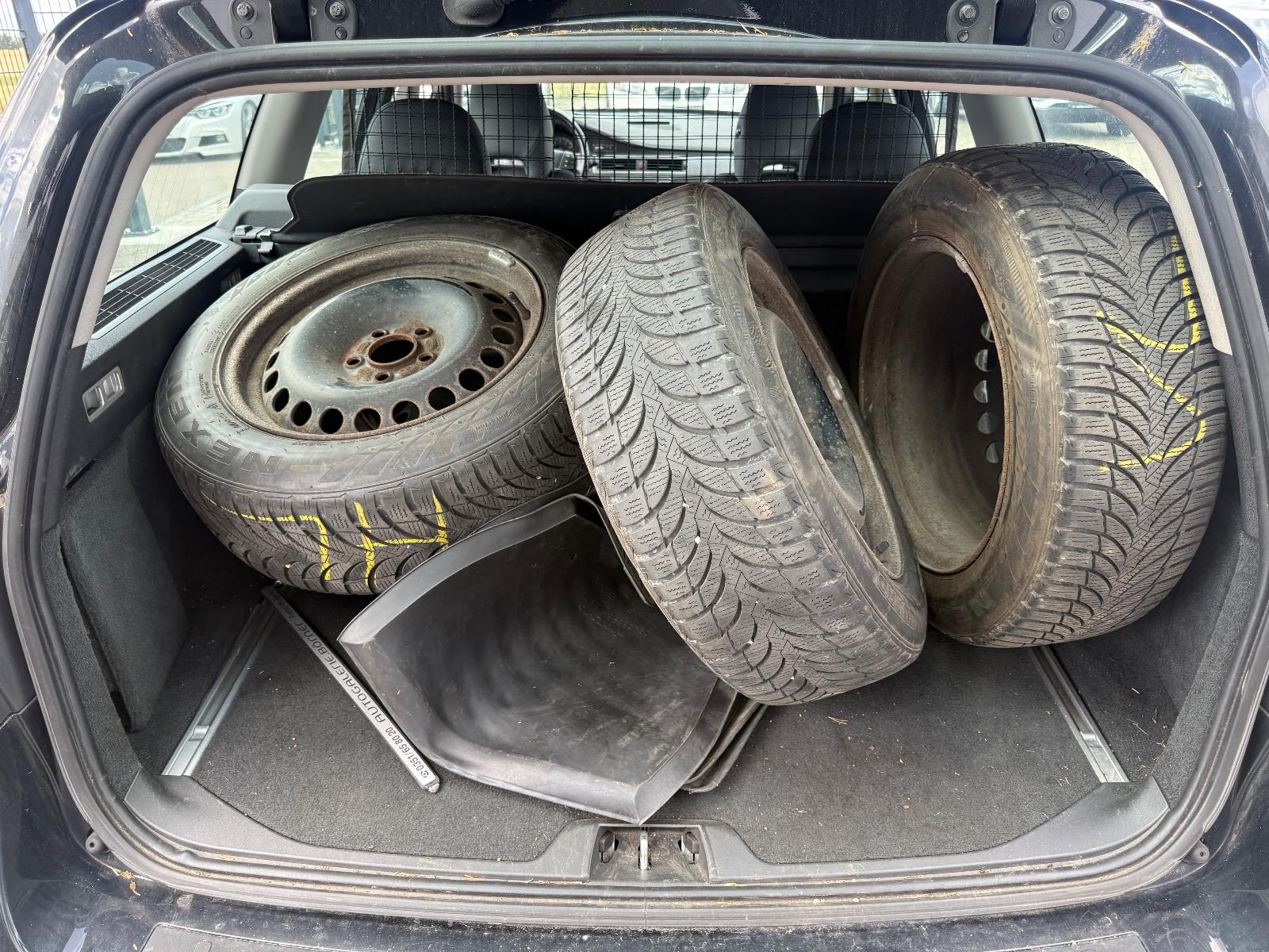Volvo V70 2010 — photo 14