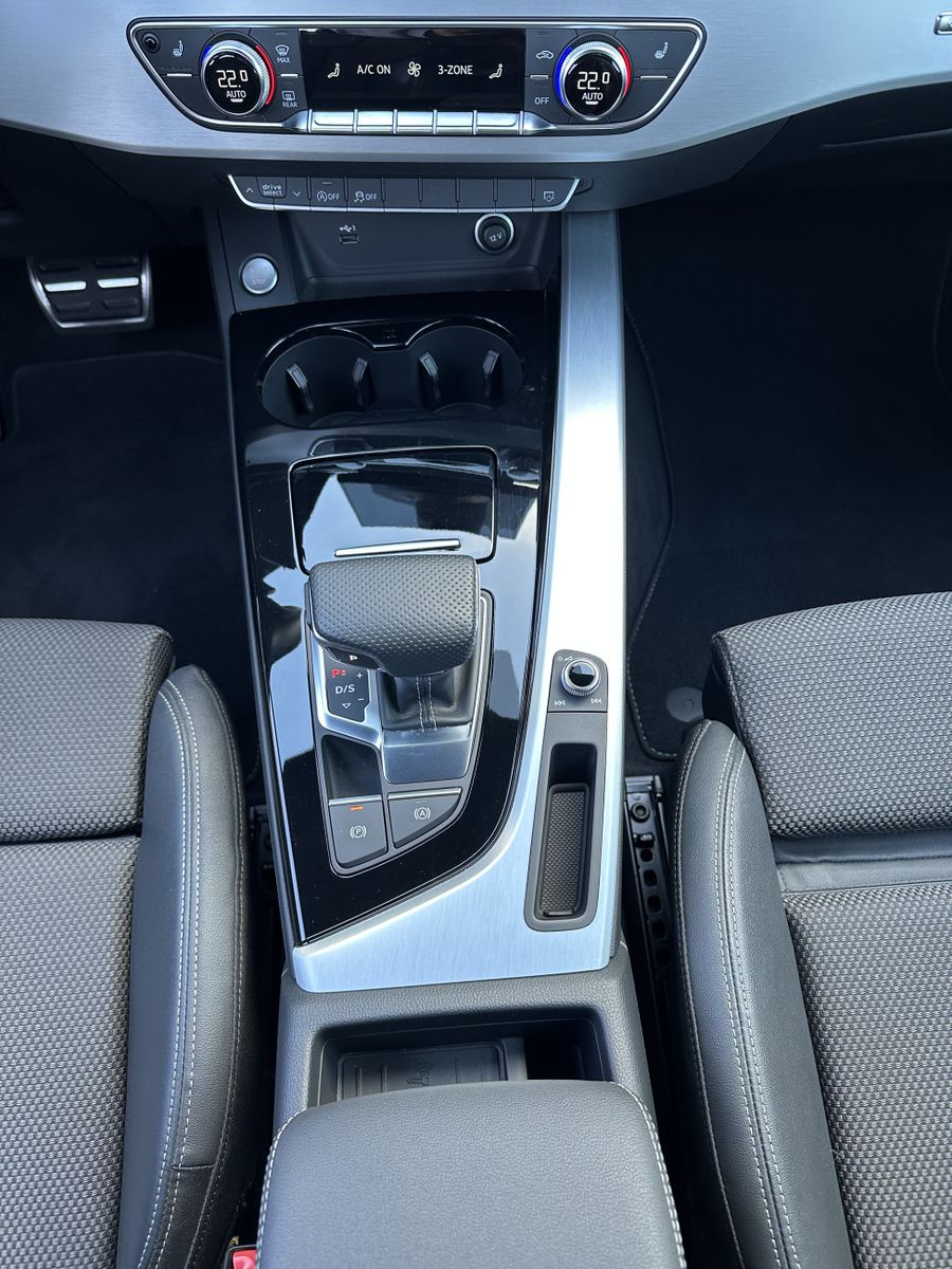 Fahrzeugabbildung Audi A4 Avant 45 TFSI Qu S-Line NAV+LED+AHK+1HD+19ZO