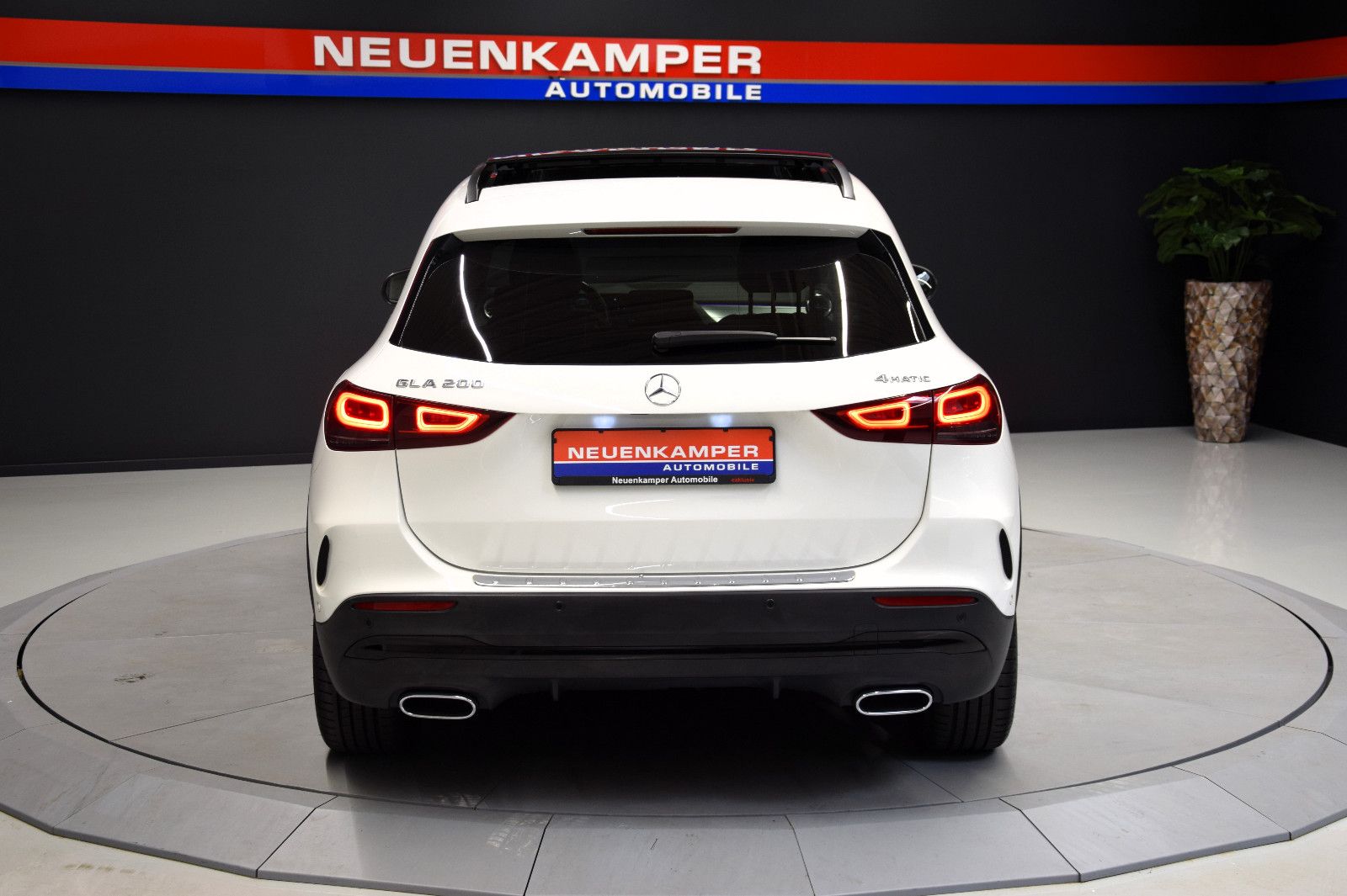 Fahrzeugabbildung Mercedes-Benz GLA 200 4Matic AMG-Line ACC Pano Kamera Night