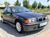 BMW 320i E36 Limousine - BMW 320: E36